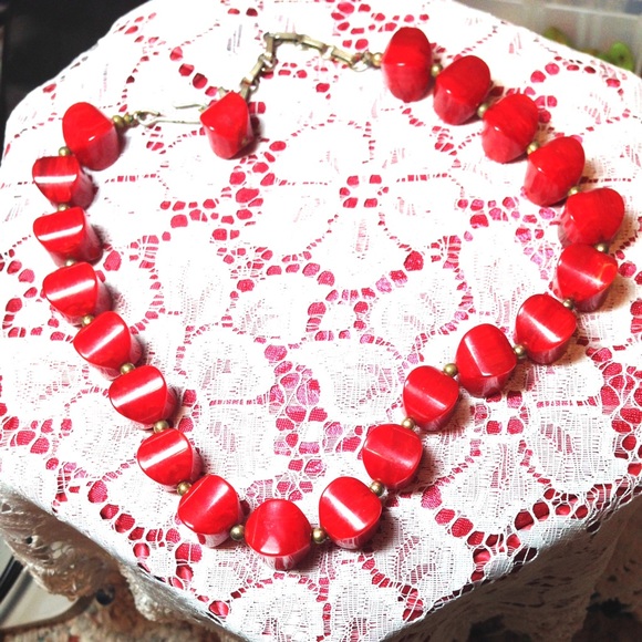 Stunning Cherry Red Swirl Bakelite Necklace - Picture 3 of 10